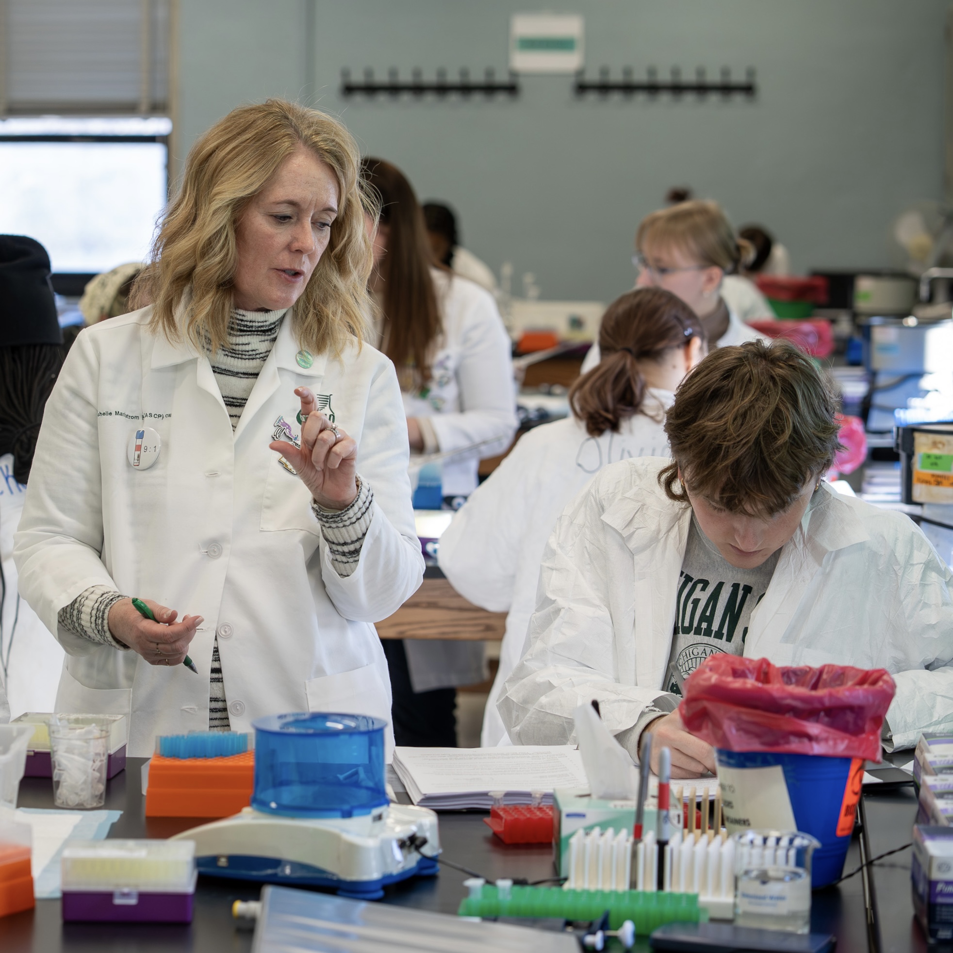 BLD Instructor helping a MSU student in lab.